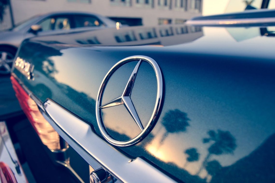 BMW ali Mercedes Benz? Različni pristopi do zmogljivosti, tehnologije in udobja