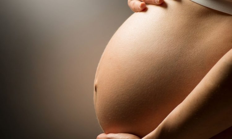 Zagovornik načela enakosti potrdil diskriminacijo delavke zaradi nosečnosti in starševstva