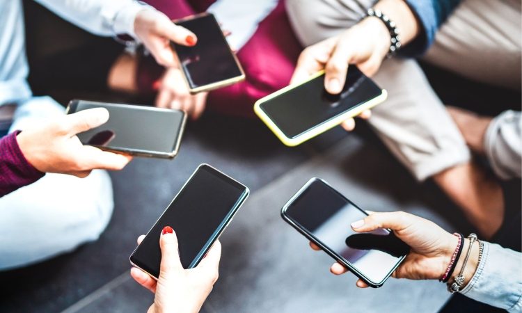 ZDA iz vzajemnih carin izvzele pametne telefone in računalnike