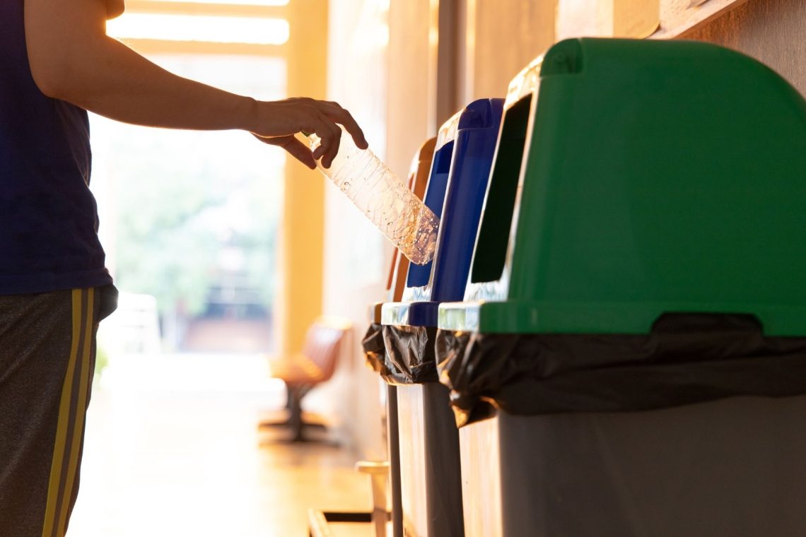 EU do leta 2030 prepoveduje plastično embalažo za enkratno uporabo v gostinstvu in hotelih