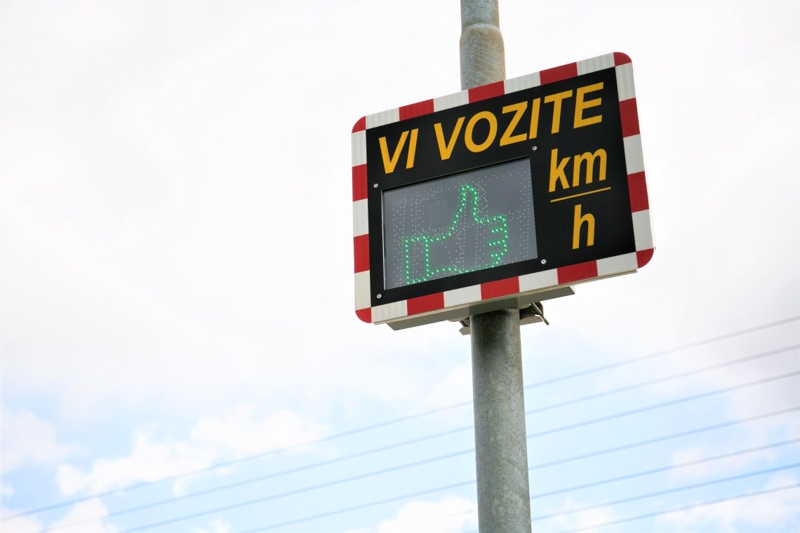 Pametna signalizacija za večjo varnost pešcev in kolesarjev v lokalnih skupnostih