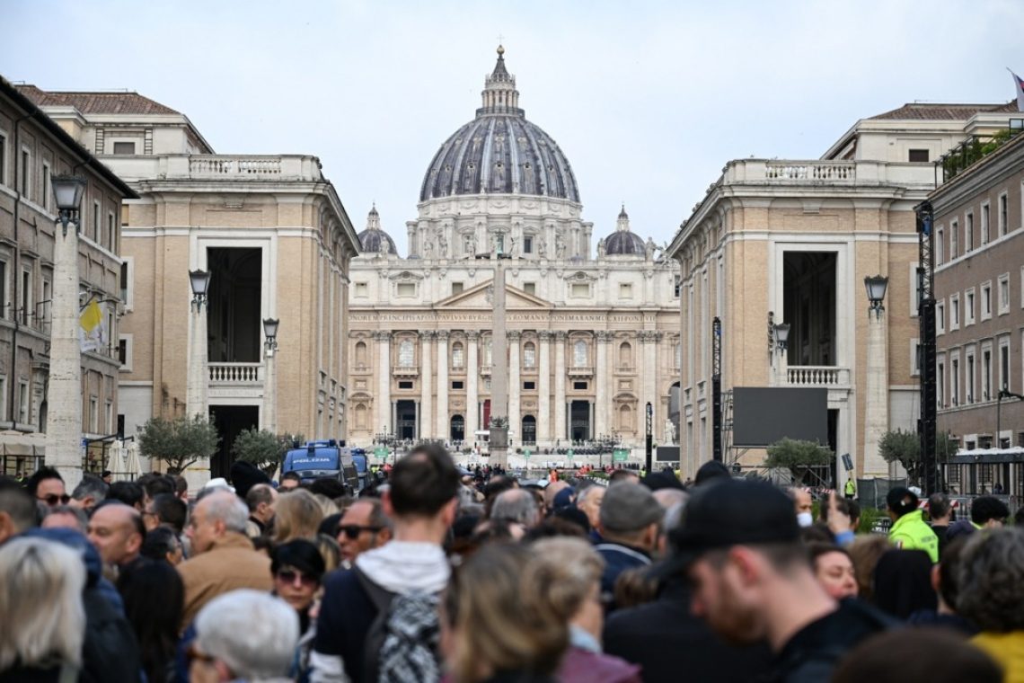Verniki se v velikem številu poslavljajo od papeža Frančiška
