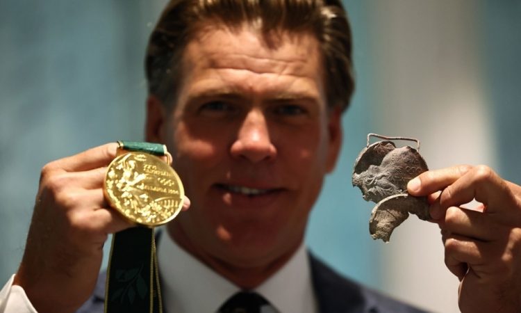Ameriški plavalec dobil replike medalj