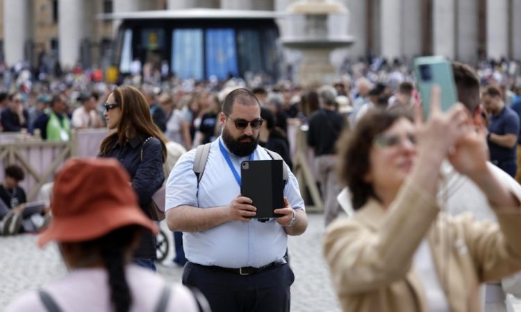Iz dimnika Sikstinske kapele znova črn dim