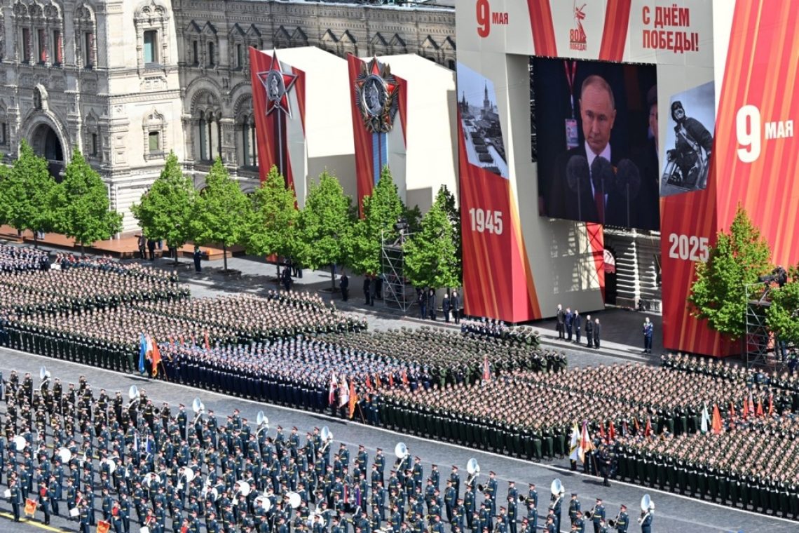 Moskva praznuje 80. obletnico zmage s parado na Rdečem trgu