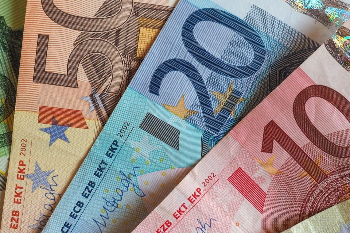 Evro ohranja drugo mesto med svetovnimi valutami, a pred njim so številna tveganja