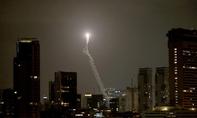 Napetosti med Iranom in Izraelom vse hujše, Teheran pretresajo eksplozije