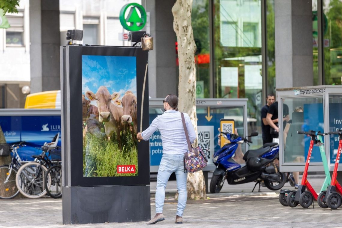 Krava Liska v središču Ljubljane opozorila na svežino in lokalne izdelke