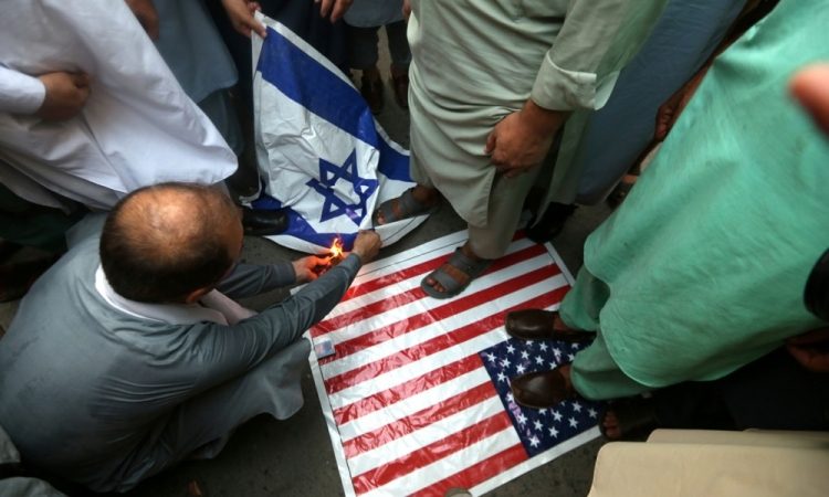Iran napadel ameriški oporišči v Katarju in Iraku
