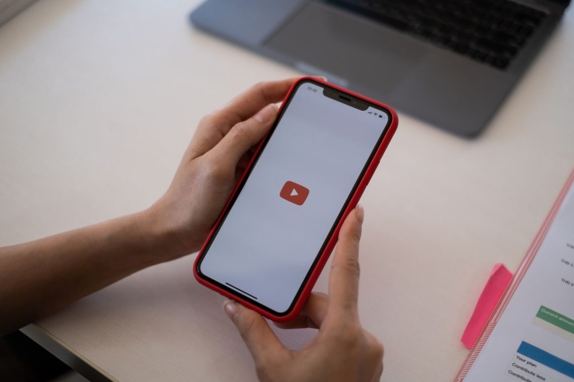 Avstralija prepoveduje dostop do YouTuba otrokom, mlajšim od 16 let
