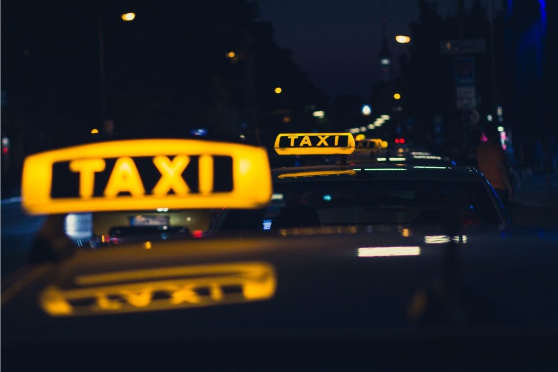 Taksisti opozarjajo na kršitve Uberja in napovedujejo kazenske ovadbe