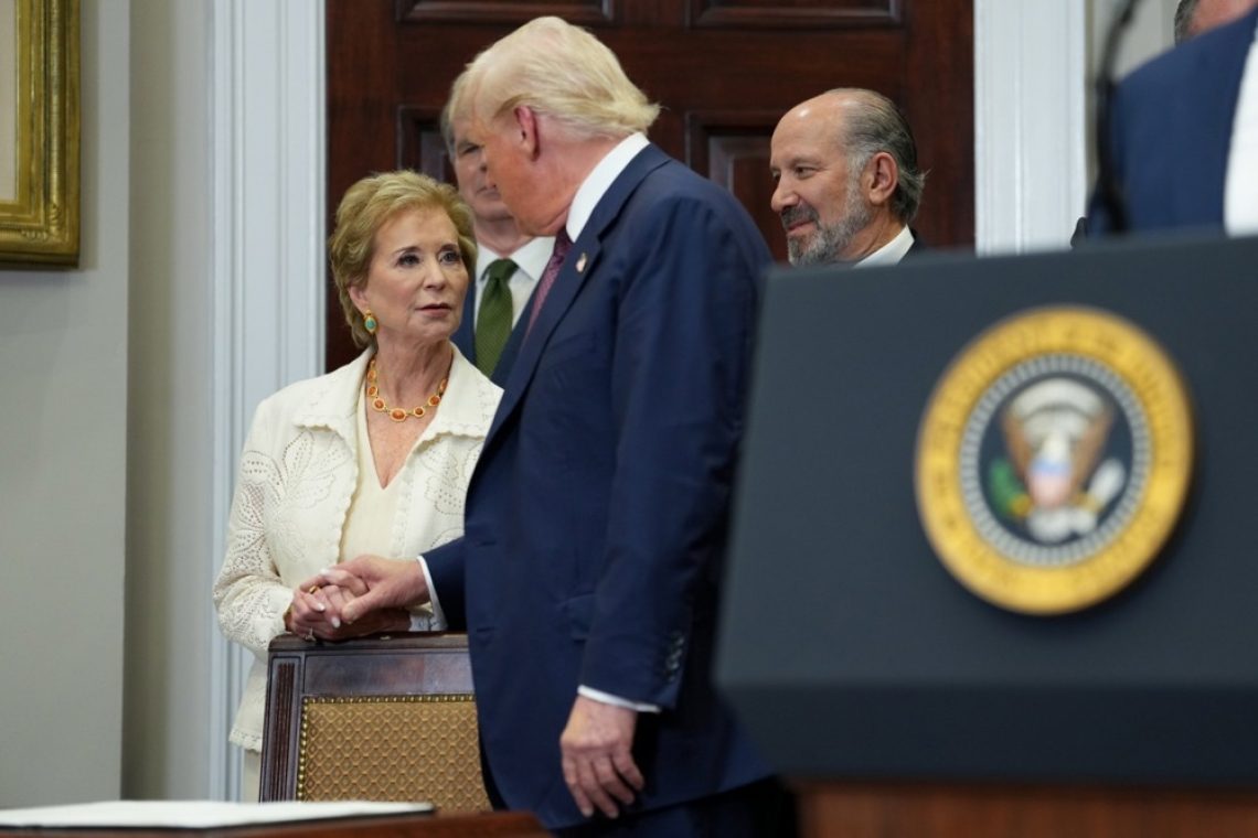 Trump uvedel nove carine za desetine držav in izzval diplomatske napetosti