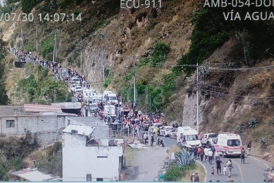 Tragedija na rallyju v Ekvadorju: avtomobil zletel v gledalce, dve osebi umrli
