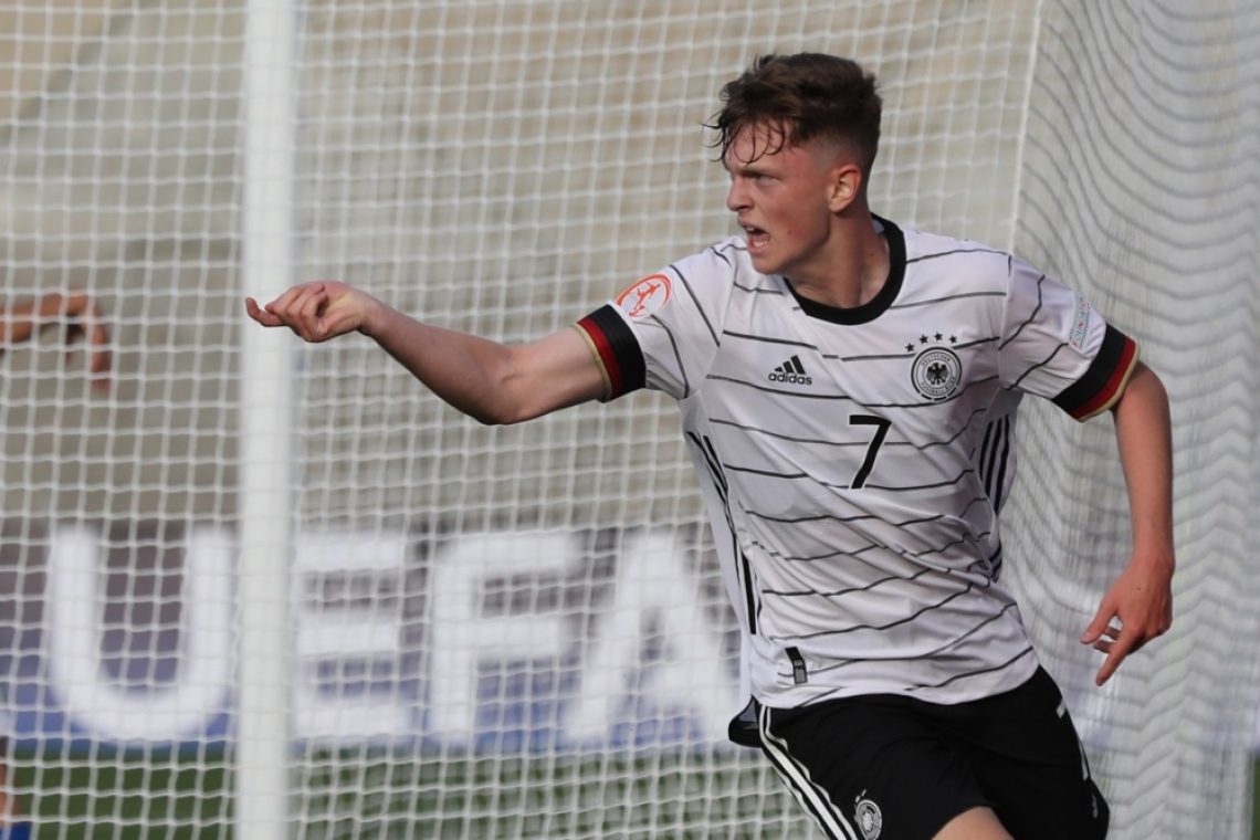 Bayern na Nizozemsko poslal najstniškega napadalca