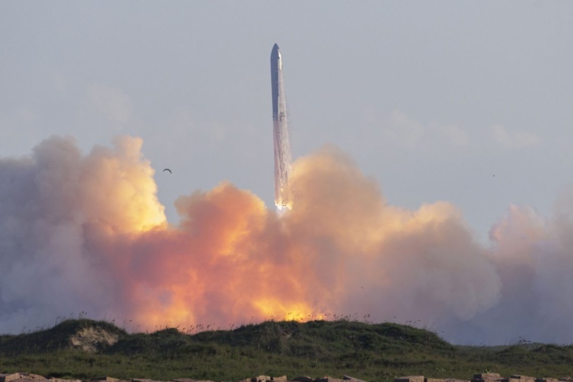 Starship prvič uspešno poletela okoli Zemlje in padla v ocean