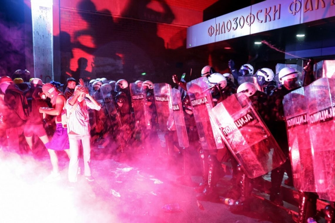 Spopadi med protestniki in policijo na protivladnih shodih v Novem Sadu