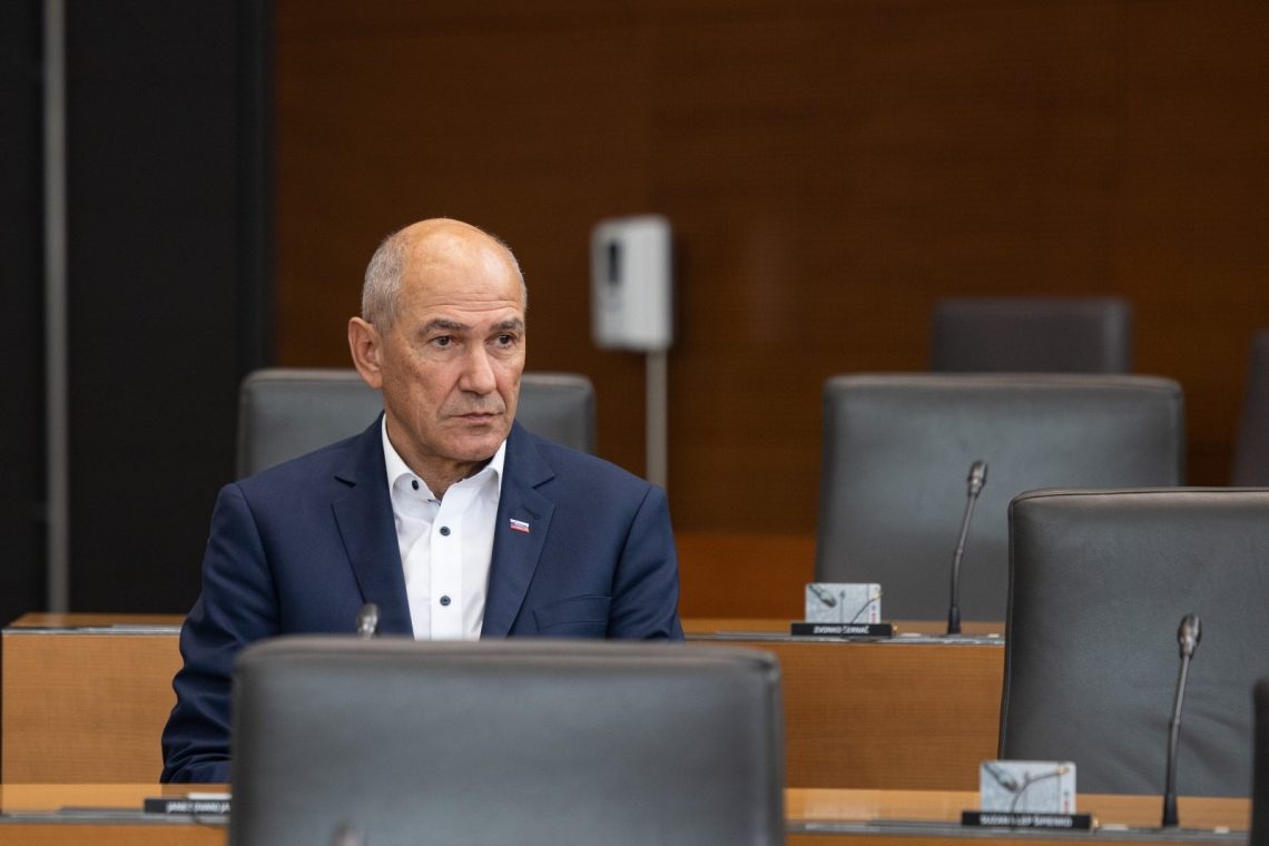 Janša proti obvezni božičnici, če zanjo ni kritja
