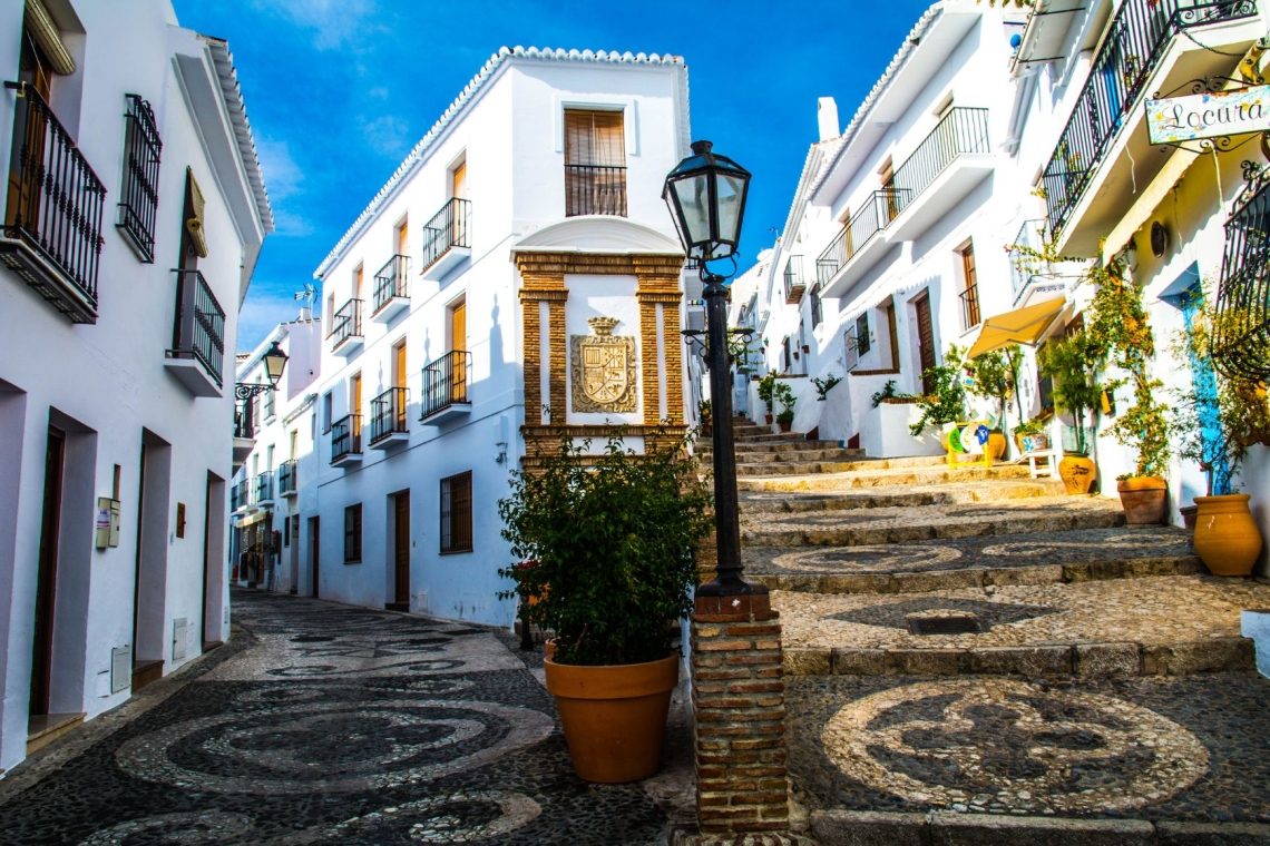 Frigiliana je najlepša andaluzijska vas, skrita med belimi uličicami in pogledom na morje