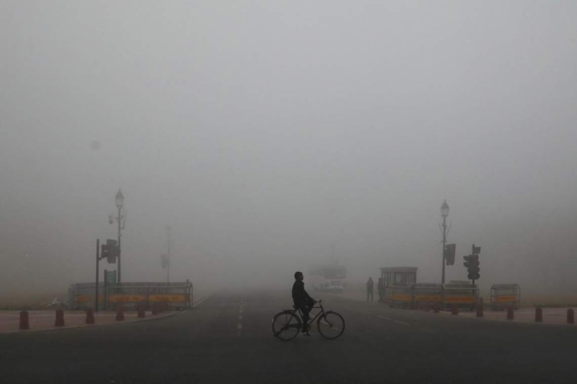 Zimski smog ohromil New Delhi in znova izpostavil globalno breme onesnaženega zraka