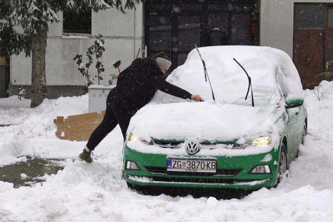 Hrvaška v primežu mraza, v Albaniji poplave terjale življenje