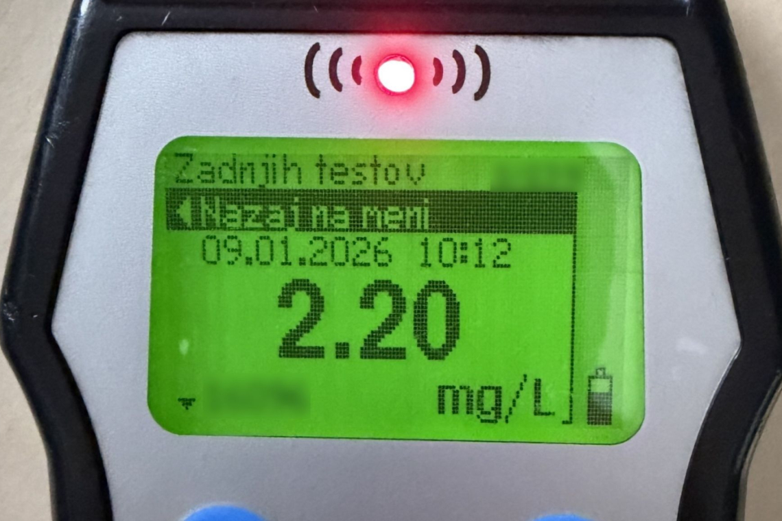 Občutno pijan obtičal kar v križišču