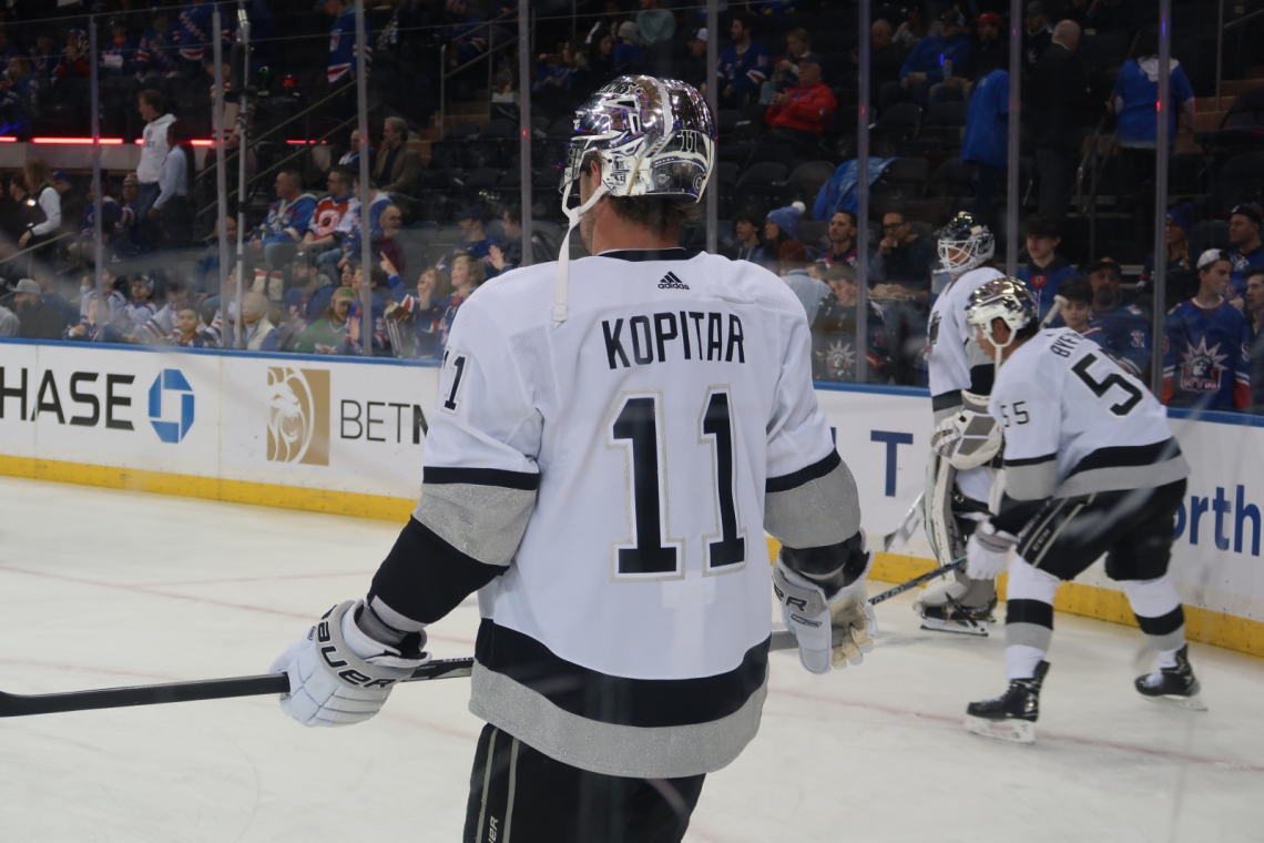 Kralji bodo Kopitarja počastili 2. aprila Los Angeles, 21. januarja - Los Angeles Kings bodo v četrtek, 2. aprila, v hokejski ligi NHL gostili večer z naslovom Anže Kopitar Legacy Night. Na slovesnosti se bodo pomerili z Nashville Predators in obenem pros