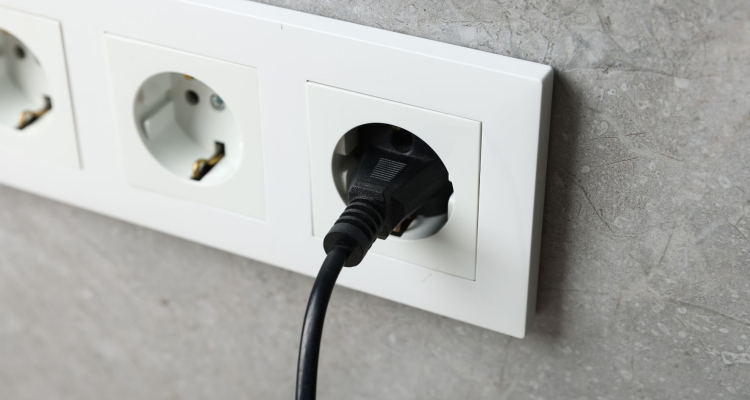 Zaradi snega brez elektrike več kot 8000 uporabnikov na območju Elektra Celje