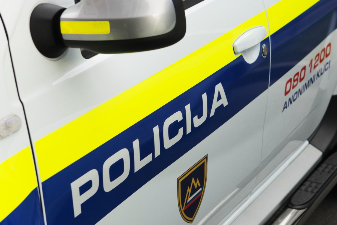 Kolesar hudo poškodovan v Vasi, policija poziva voznika z Raven