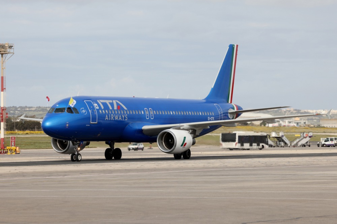 Ita Airways bo večjim psom dovolila let v kabini brez zaboja