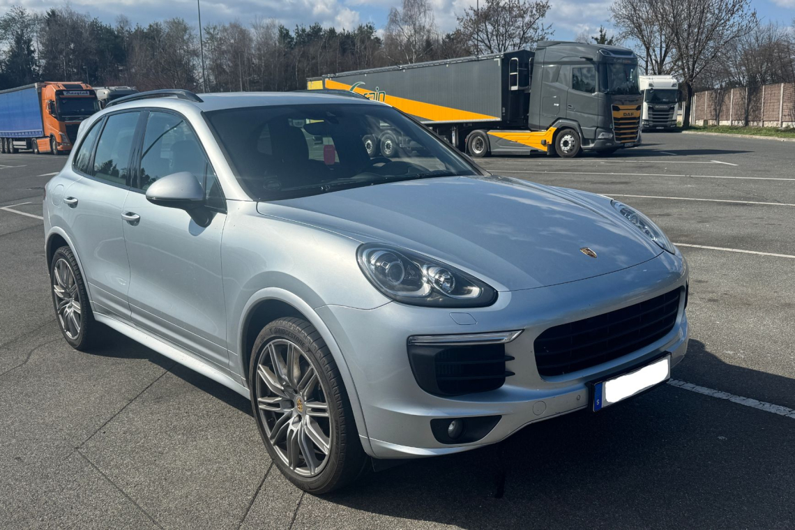 Na počivališču Lopata zasegli ukraden Porsche Cayenne
