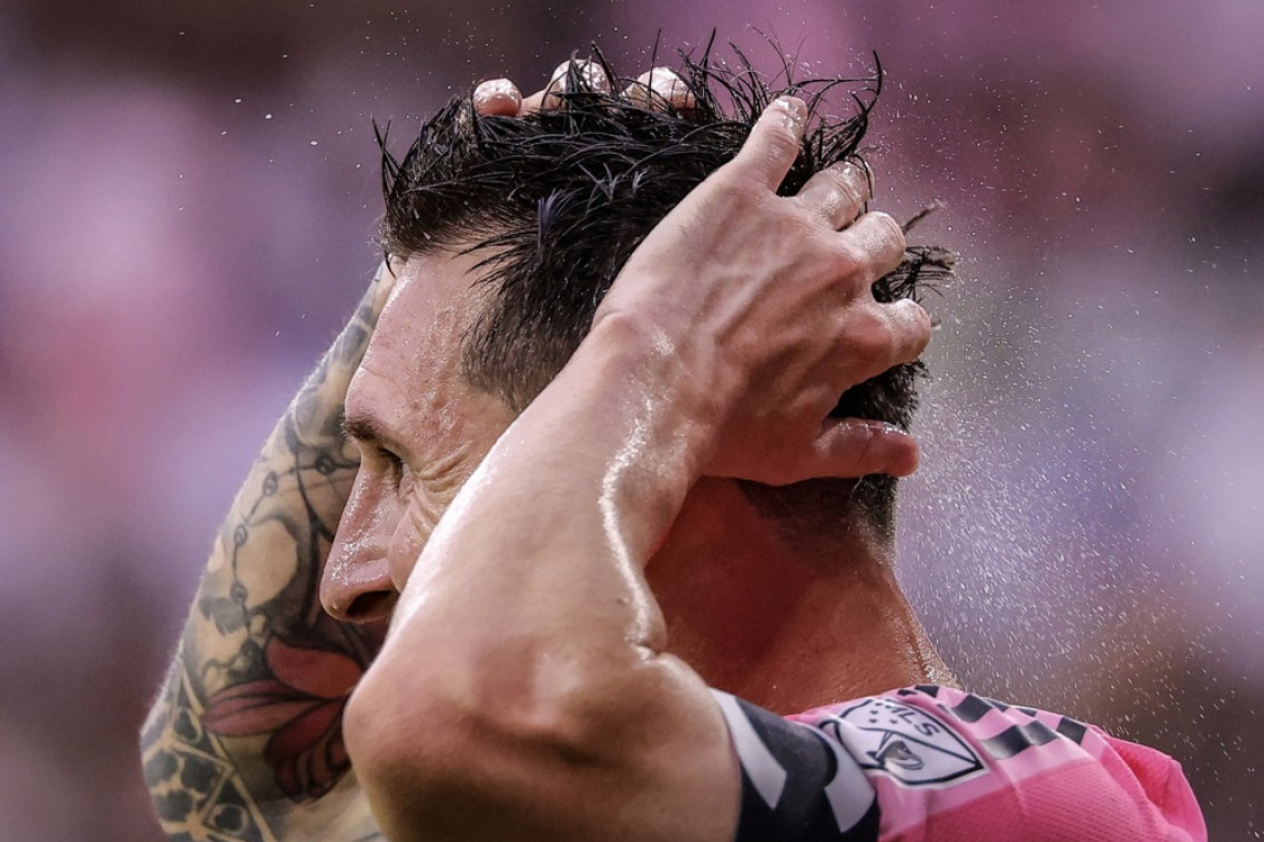 Messi zapustil igrišče, za zdaj še ni podatkov o poškodbi