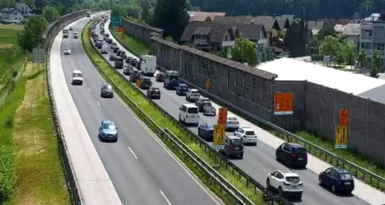 Zastoj na gorenjski avtocesti proti Ljubljani